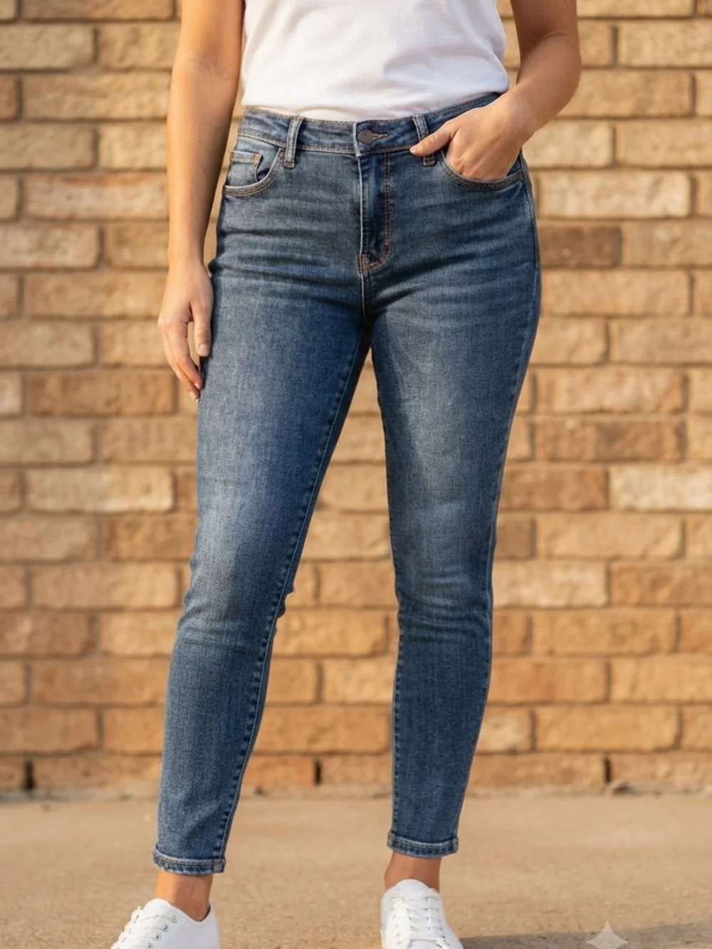 Judy Blue Mid-Rise Skinny Jeans in Denim Wash